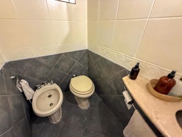 Venta PH de 2 plantas con 3 dormitorios y cochera barrio República de la Sexta