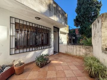 Venta PH de 2 plantas con 3 dormitorios y cochera barrio República de la Sexta