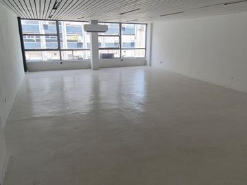 Oficina en Monzerrat venta con baño privado planta libre de 10m x 6 m