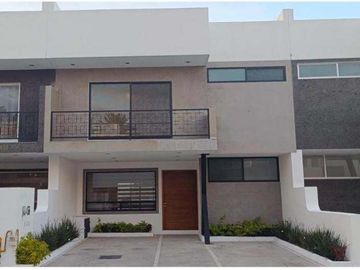 Casa en Renta Juriquilla Altos, 4 recs. con baño, salaTv, Roofgarden