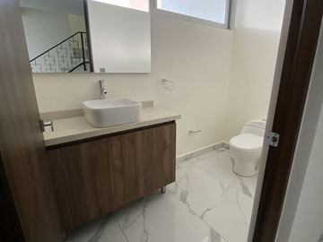 Casa en Renta Juriquilla Altos, 4 recs. con baño, salaTv, Roofgarden