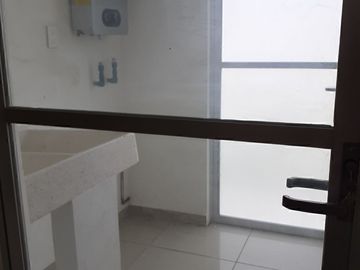 Casa en Renta Juriquilla Altos, 4 recs. con baño, salaTv, Roofgarden