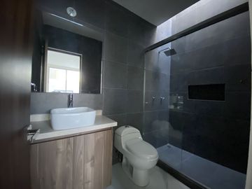 Casa en Renta Juriquilla Altos, 4 recs. con baño, salaTv, Roofgarden