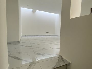 Casa en Renta Juriquilla Altos, 4 recs. con baño, salaTv, Roofgarden