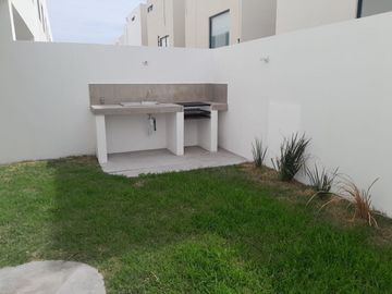 Casa en Renta Juriquilla Altos, 4 recs. con baño, salaTv, Roofgarden