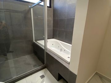 Casa en Renta Juriquilla Altos, 4 recs. con baño, salaTv, Roofgarden