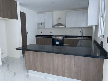 Casa en Renta Juriquilla Altos, 4 recs. con baño, salaTv, Roofgarden