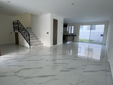 Casa en Renta Juriquilla Altos, 4 recs. con baño, salaTv, Roofgarden