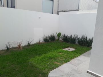 Casa en Renta Juriquilla Altos, 4 recs. con baño, salaTv, Roofgarden