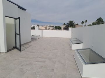 Casa en Renta Juriquilla Altos, 4 recs. con baño, salaTv, Roofgarden