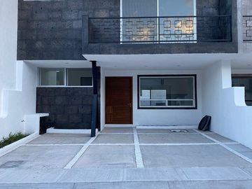 Casa en Renta Juriquilla Altos, 4 recs. con baño, salaTv, Roofgarden