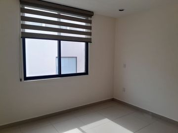 Casa en Renta Juriquilla Altos, 4 recs. con baño, salaTv, Roofgarden