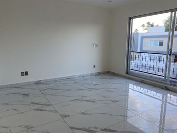 Casa en Renta Juriquilla Altos, 4 recs. con baño, salaTv, Roofgarden