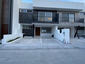 Casa en Renta Juriquilla Altos, 4 recs. con baño, salaTv, Roofgarden