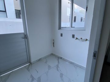 Casa en Renta Juriquilla Altos, 4 recs. con baño, salaTv, Roofgarden
