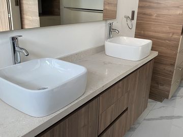 Casa en Renta Juriquilla Altos, 4 recs. con baño, salaTv, Roofgarden