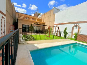 Venta Casa 4 Ambientes con Pileta, Quincho, Terrazas y Garage – Parque Chacabuco