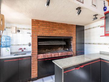 Venta Casa 4 Ambientes con Pileta, Quincho, Terrazas y Garage – Parque Chacabuco