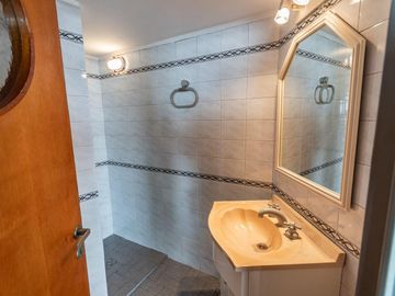 Venta Casa 4 Ambientes con Pileta, Quincho, Terrazas y Garage – Parque Chacabuco