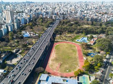 Venta Casa 4 Ambientes con Pileta, Quincho, Terrazas y Garage – Parque Chacabuco