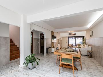 Venta Casa 4 Ambientes con Pileta, Quincho, Terrazas y Garage – Parque Chacabuco