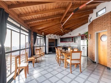 Venta Casa 4 Ambientes con Pileta, Quincho, Terrazas y Garage – Parque Chacabuco