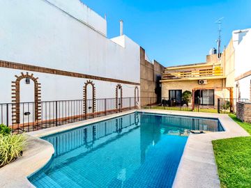 Venta Casa 4 Ambientes con Pileta, Quincho, Terrazas y Garage – Parque Chacabuco