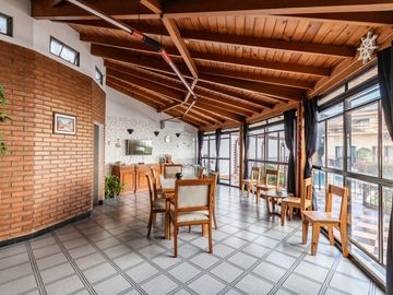 Venta Casa 4 Ambientes con Pileta, Quincho, Terrazas y Garage – Parque Chacabuco