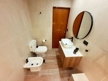 Venta Casa 4 Ambientes con Pileta, Quincho, Terrazas y Garage – Parque Chacabuco