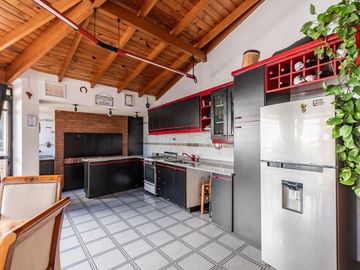 Venta Casa 4 Ambientes con Pileta, Quincho, Terrazas y Garage – Parque Chacabuco