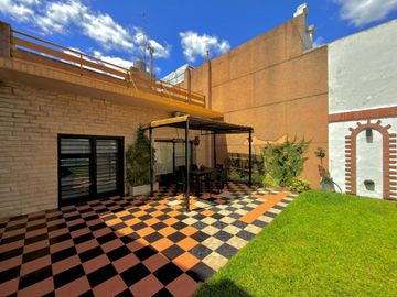 Venta Casa 4 Ambientes con Pileta, Quincho, Terrazas y Garage – Parque Chacabuco