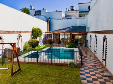 Venta Casa 4 Ambientes con Pileta, Quincho, Terrazas y Garage – Parque Chacabuco