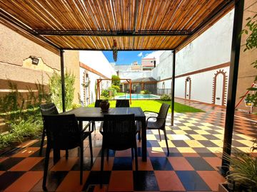 Venta Casa 4 Ambientes con Pileta, Quincho, Terrazas y Garage – Parque Chacabuco