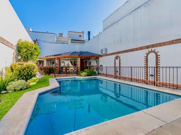Venta Casa 4 Ambientes con Pileta, Quincho, Terrazas y Garage – Parque Chacabuco