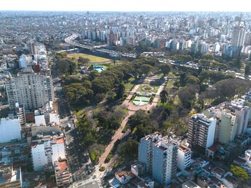 Venta Casa 4 Ambientes con Pileta, Quincho, Terrazas y Garage – Parque Chacabuco