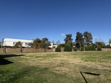 Lote en venta de 401 m2 en Barrio cerrado Pueblo DC I, calle 133 entre 505 y 506