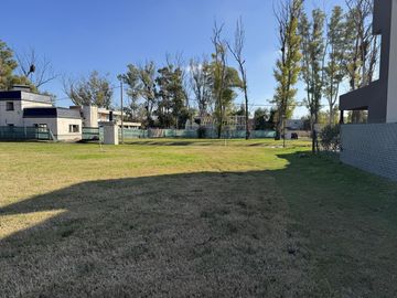 Lote en venta de 401 m2 en Barrio cerrado Pueblo DC I, calle 133 entre 505 y 506
