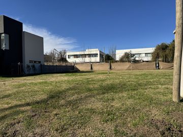 Lote en venta de 401 m2 en Barrio cerrado Pueblo DC I, calle 133 entre 505 y 506
