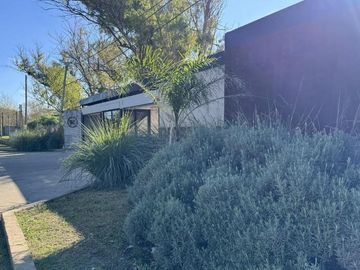 Lote en venta de 401 m2 en Barrio cerrado Pueblo DC I, calle 133 entre 505 y 506