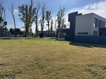 Lote en venta de 401 m2 en Barrio cerrado Pueblo DC I, calle 133 entre 505 y 506