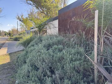 Lote en venta de 401 m2 en Barrio cerrado Pueblo DC I, calle 133 entre 505 y 506