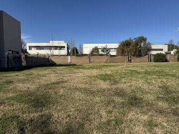 Lote en venta de 401 m2 en Barrio cerrado Pueblo DC I, calle 133 entre 505 y 506