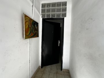 PH que incluye 2 deptos y un local sin subdividir. Se vende en block