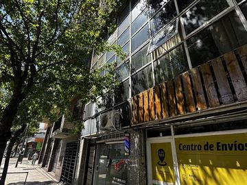 PH que incluye 2 deptos y un local sin subdividir. Se vende en block