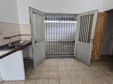LOCAL COMERCIAL SOBRE AVENIDA BLAS PARERA APTO VARIOS DESTINOS