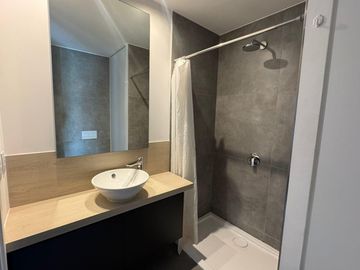 Monoambiente de 51m2 con cochera en Distrito Quartier Retiro. VENTA