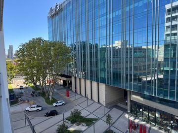 Monoambiente de 51m2 con cochera en Distrito Quartier Retiro. VENTA