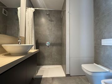 Monoambiente de 51m2 con cochera en Distrito Quartier Retiro. VENTA
