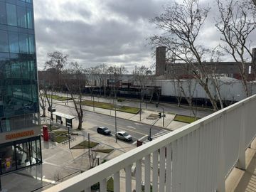Monoambiente de 51m2 con cochera en Distrito Quartier Retiro. VENTA