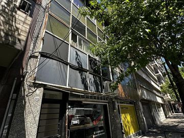 PH que incluye 2 deptos y un local sin subdividir. Se vende en block